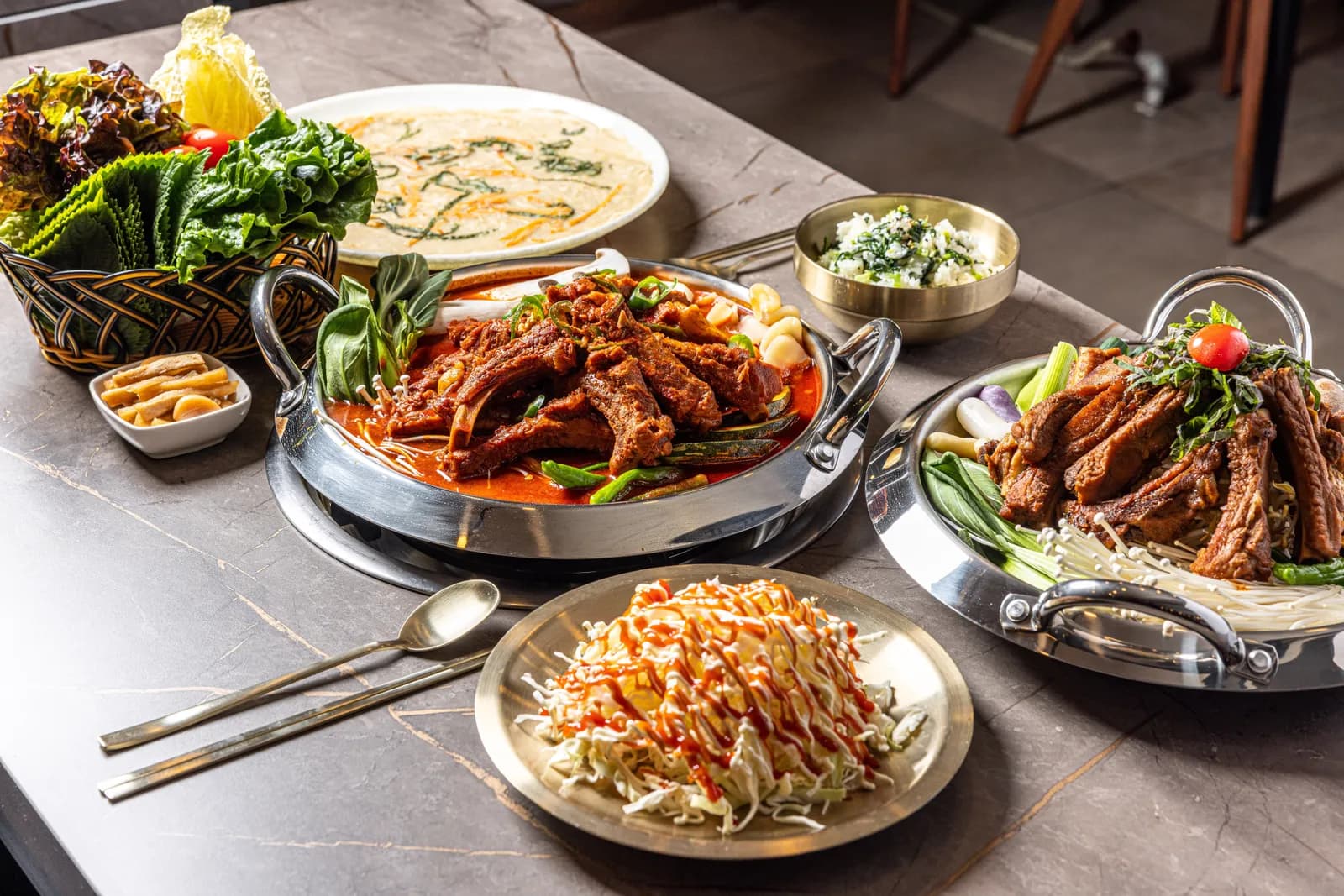 등갈비찜과 메밀전, 채소가 함께 차려진 어믜뜰 한 상
